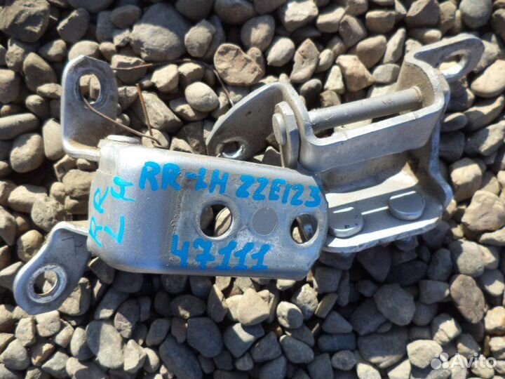Петля двери задняя левая Toyota Corolla Fielder