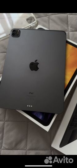 Планшет Apple iPad Pro с клавиатурой