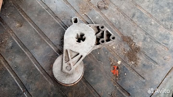 Натяжитель ремня Audi 100 c4 2,3