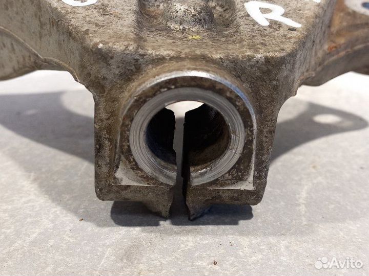 Кулак (цапфа) передний правый Chevrolet Orlando