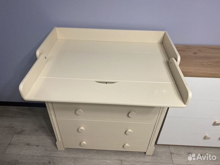 Детская кроватка с маятником и ящиком и комод