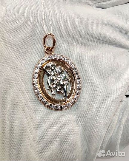 Золотая подвеска с камнем