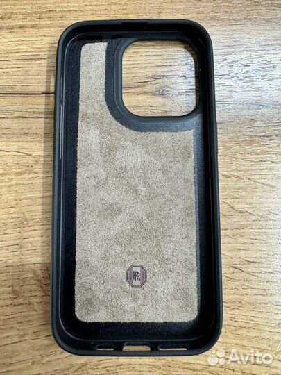 Чехол из кожи крокодила