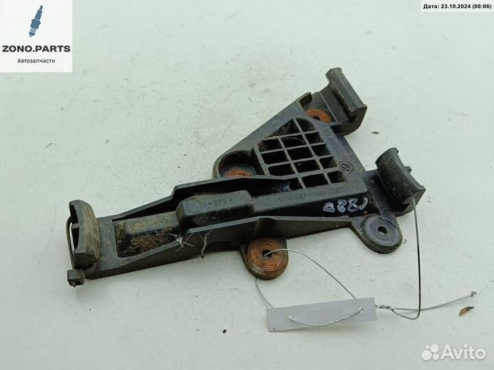 Кронштейн бампера переднего 8A0807284 на Audi 80 B4 (1991-1996)