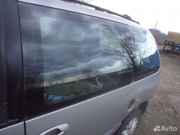 Стекло правой двери Chrysler Voyager 3