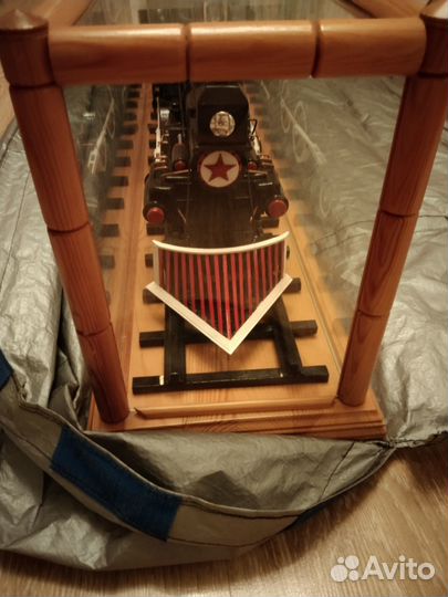 Деревянный паровоз модель под стеклом 105*25*33см