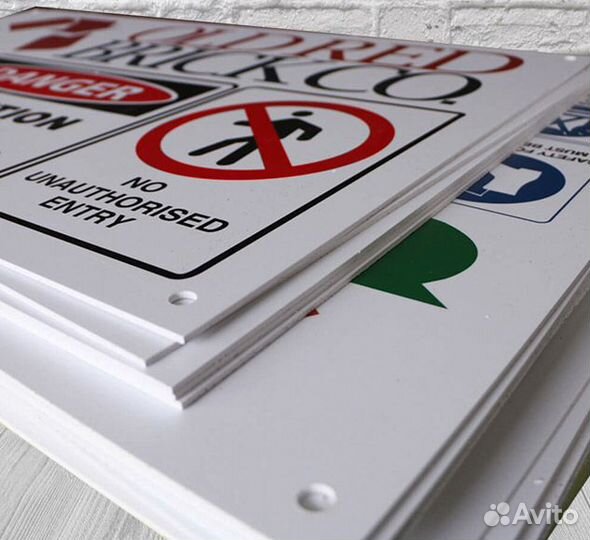 Таблички, указатели. Пластиковые и металлические