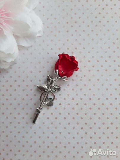 Брошь красная роза
