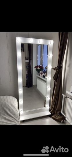 Гримерное зеркало с лампочками