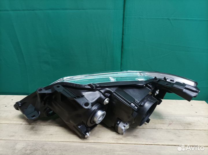 Фара Тойота Камри ксенон новая