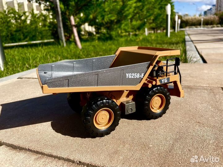 Самосвал на пульте радиоуправления