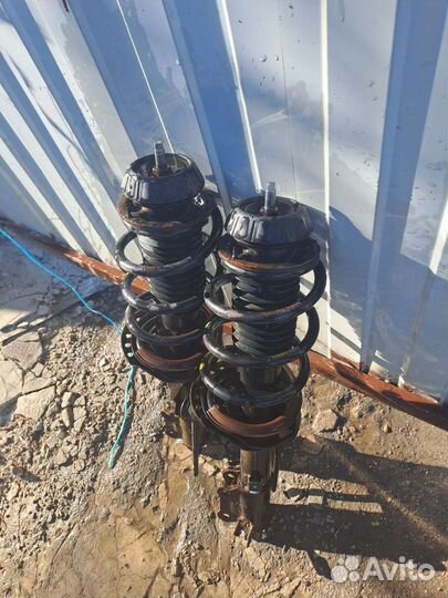 Передние стойки в сборе на hyundai solaris 2015г