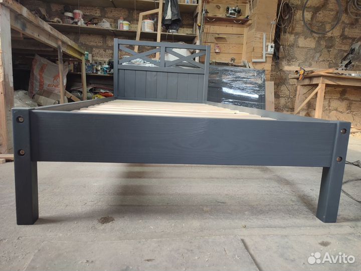 Кровать из массива