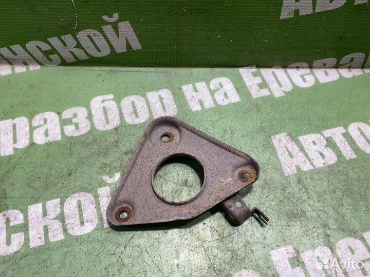 Кронштейн подрамника правый Nissan Primera TP12