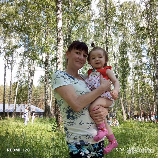 Няня в детский сад со своим ребенком