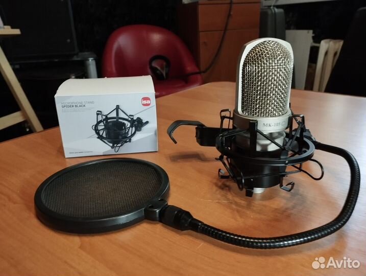 Студийный конденсаторный микрофон 