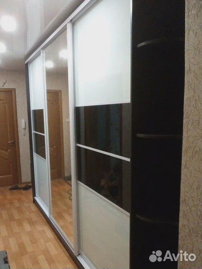 Рабочая зона у окна шкаф