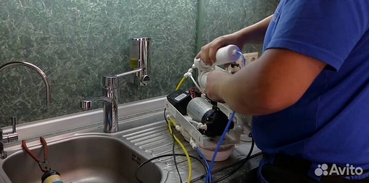 Замена фильтров для воды на кухне