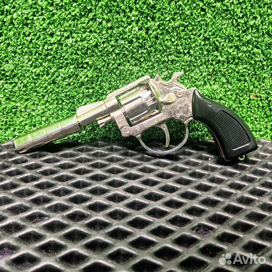 Металлический револьвер с глушителем пистоны пугач