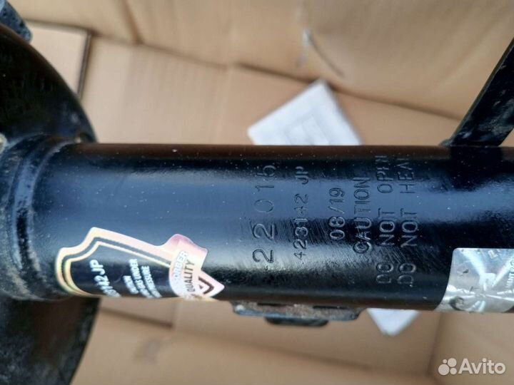 Амартизатор на Лексус RX-300 2005 год