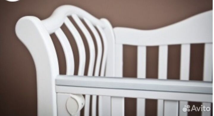 Детская кроватка с маятником и ящиком