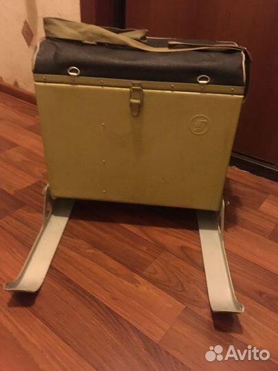 Ящик-стул для зимней рыбалки на лыжах