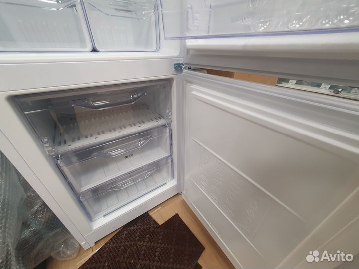 Холодильник с морозильником Indesit 270л / Новый