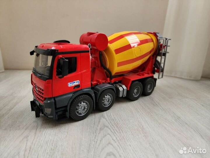 Бетономешалка Bruder Mercedes-Benz