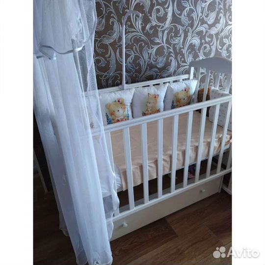 Детская кроватка с маятником и ящиком