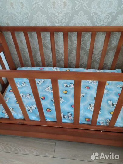 Детская кроватка с выдвижным ящиком