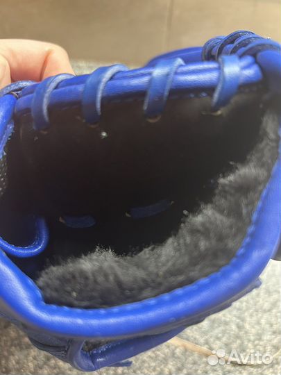 Бейсбольная перчатка Adidas и мяч