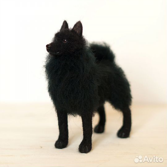 Фигурка собаки породы Шипперке. Валяная игрушка