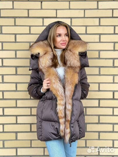 Пуховик женский с капюшоном и мехом лисы