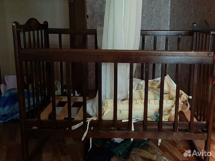 Детская кроватка с маятником