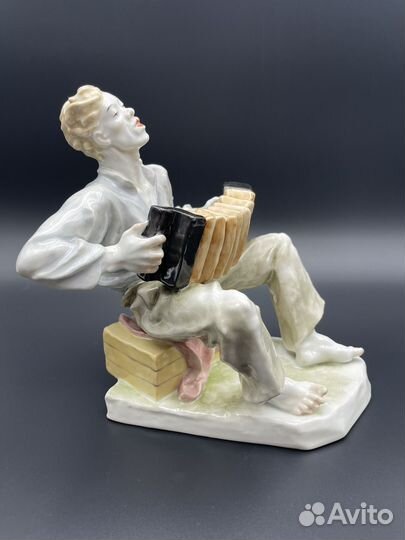 Антикварная статуэтка 