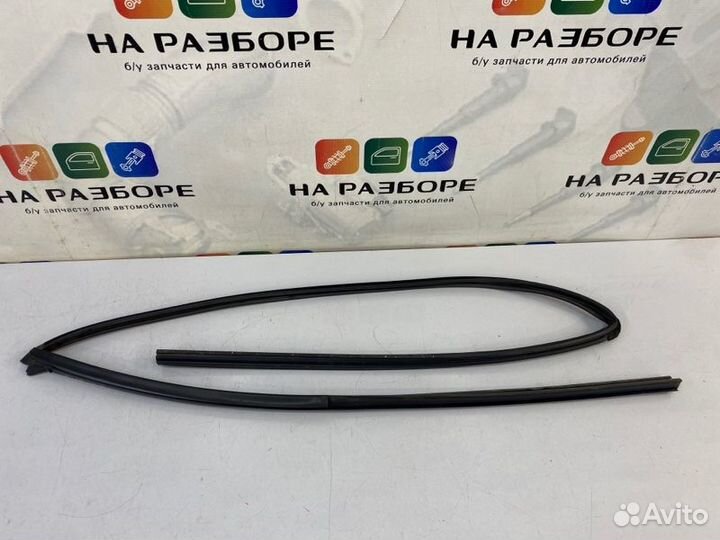 Уплотнительная резинка стекла двери передняя левая