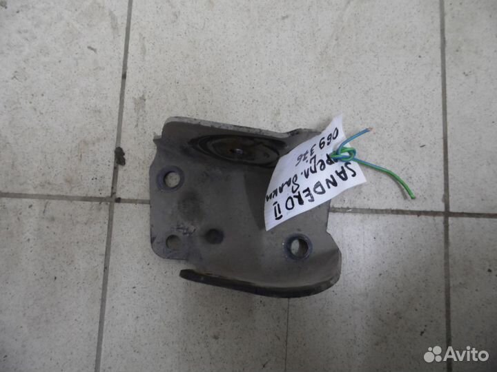 Кронштейн задней балки левый Renault Sandero 2014