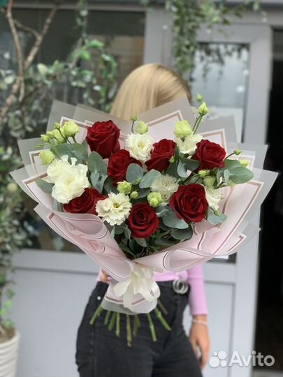 Букет из роз и эустомы