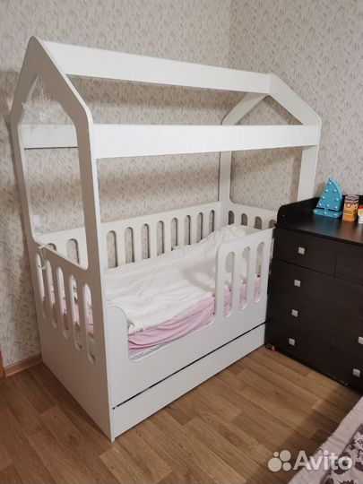 Кровать домик с выдвижным ящиком