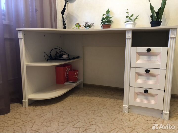 Угловой письменный стол