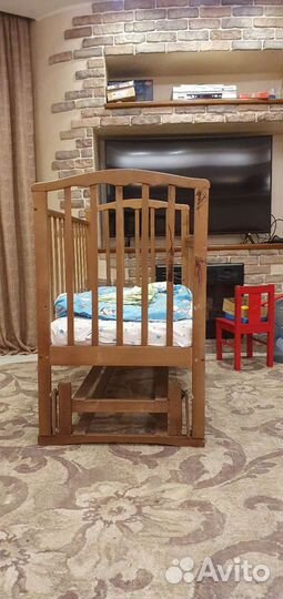 Детская кроватка с продольным маятником