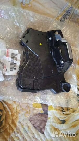 Замок двери передний правый Toyota Rav4 ASA44