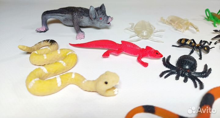 Игрушечные насекомые, змеи, ящерицы