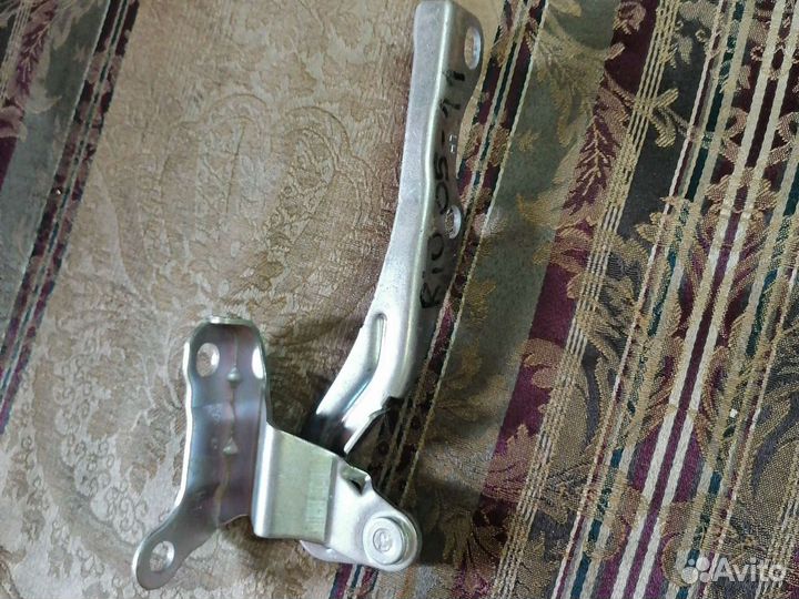 Kia RIO 2005-2011 Петля капота левая