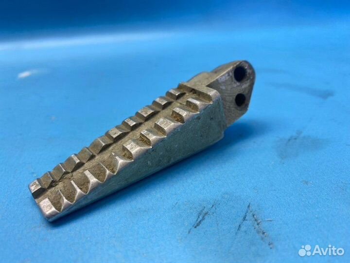 Подножка / упор для ног задняя правая Suzuki Sv400