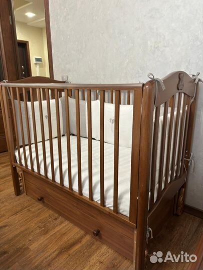 Детская кроватка с универсальным маятником