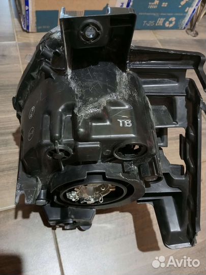 Правая фара для Nissan Juck