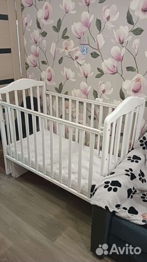 Детская кроватка с маятником