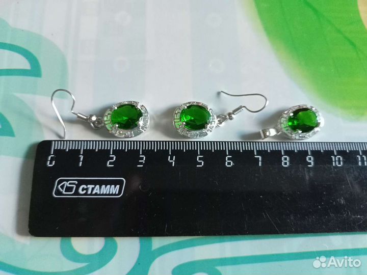 Серьги с зелёными кристаллами(серьги и подвеска)