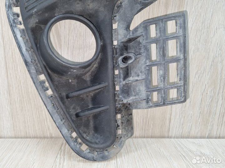 Рамка противотуманной фары передняя правая Kia Rio